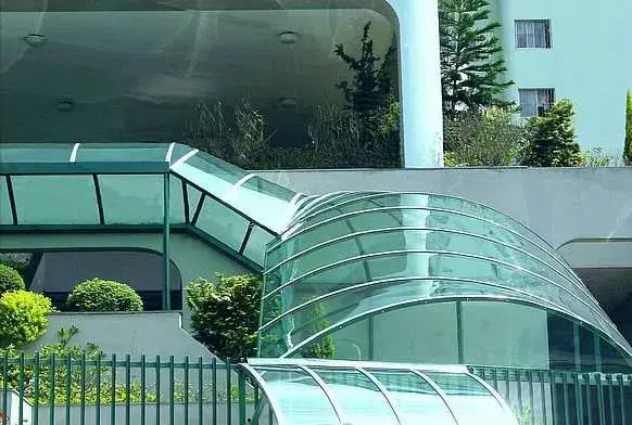 Cobertura de policarbonato retrátil